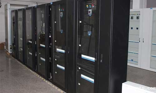 机房UPS.jpg 机房UPS.jpg