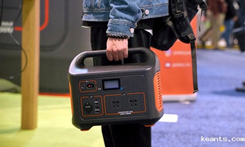 <b>户外露营苦恼没电?存能电气便携式UPS储能电源为你解忧</b>